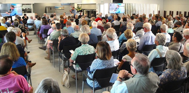 Assemblée Générale de l'ADPPM samedi 09 août 2025 au Centre Culturel Pierre Dignac à Pyla-sur-Mer. Plus de 400 adhérents et riverains sont venus écouter les avancées dans le dossier de reconstruction du Cercle de Voile de Pyla-sur-Mer.