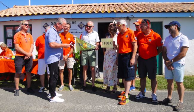 L'association des Navigateurs de Plaisance CDROM remettent une collecte de dons en chèques aux Sauveteurs de la Station SNSM d'Arès