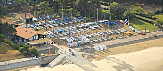 Capture d'écran du CVPM, Cercle de Voile de Pyla-sur-Mer, le bâtiment abritant le Club, l'aire de stationnement des voiliers et la cale de mise à l'eau.