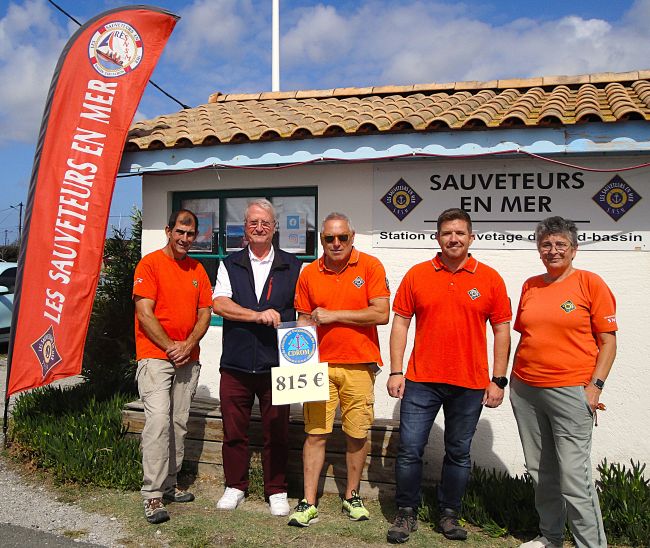 Les Navigateurs de Plaisance de l'Association CROM ont remis un don de 815 € aux Sauveteurs de la station SNSM d'Arès
